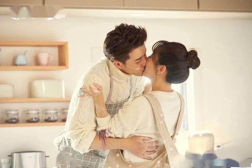 迎春送福写春联 妆点年味剪窗花